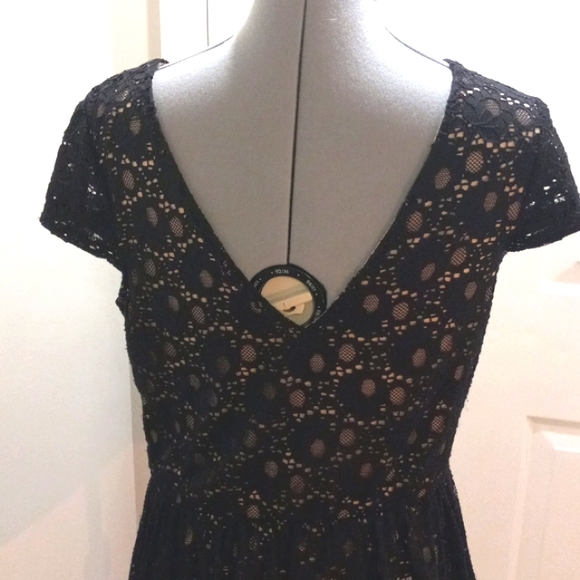 Alya Sz L, Lace backed Ruffle pendulum Top W/ Low V Back - Picture 2 of 7